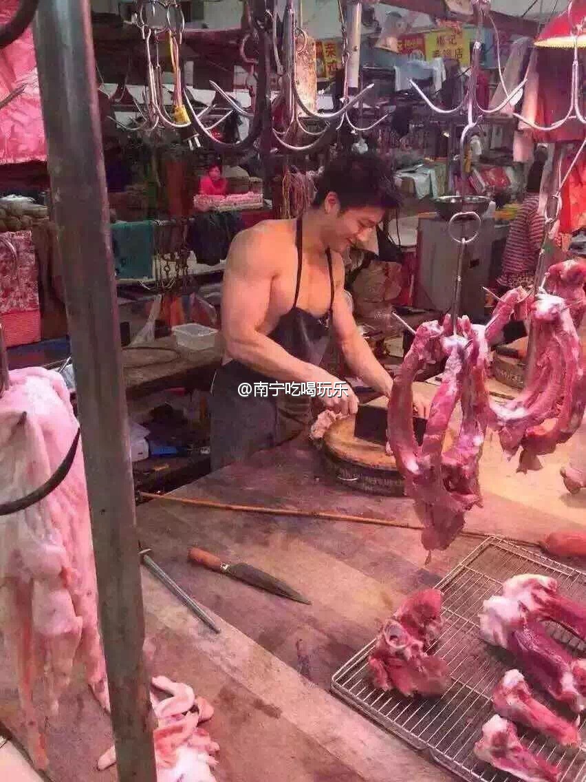 卖肉市场肌肉男.jpg