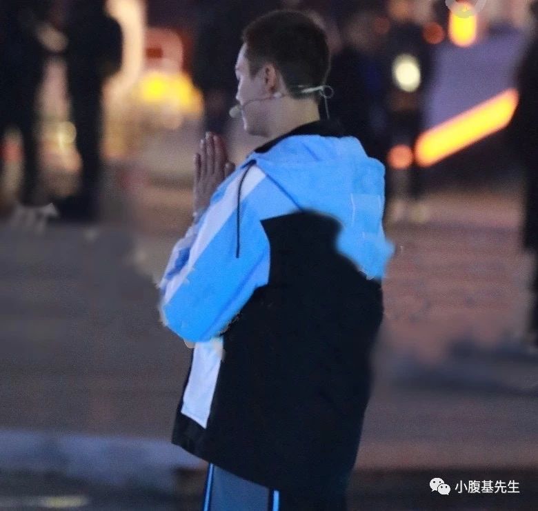 陈伟霆双手合十祈祷。(微博图片)