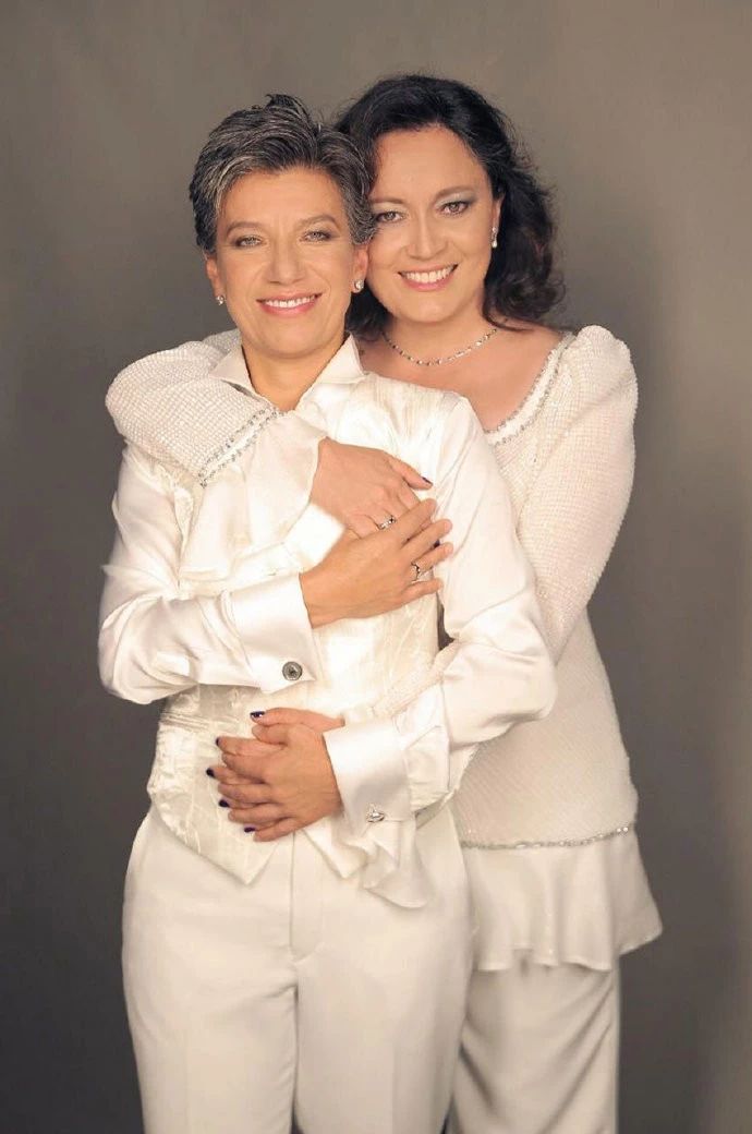 图左为Claudia López，图右为Angélica LozanoCorrea