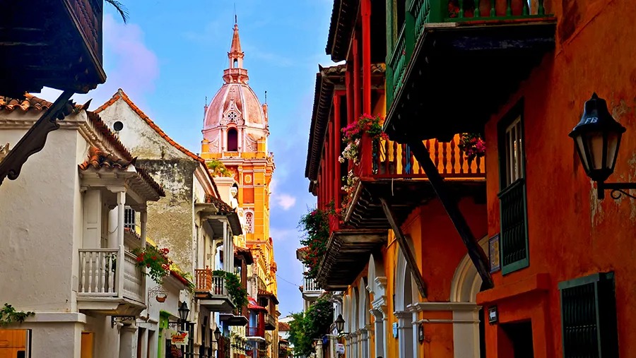 圣卡塔利娜大教堂的粉色钟楼和西班牙式木质大阳台